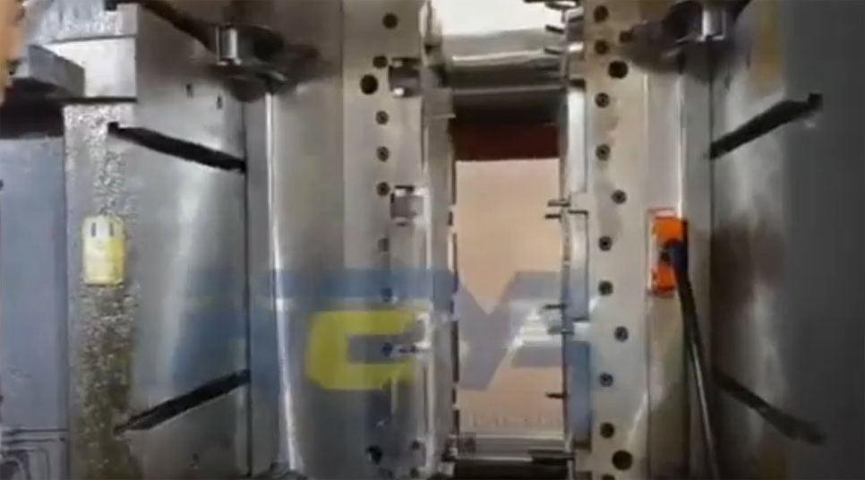 Chicken cage bottom part injection mold test video